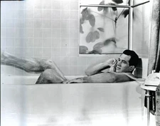 GLOSSY PHOTO PICTURE 4x6 Rock Hudson In Bathtub