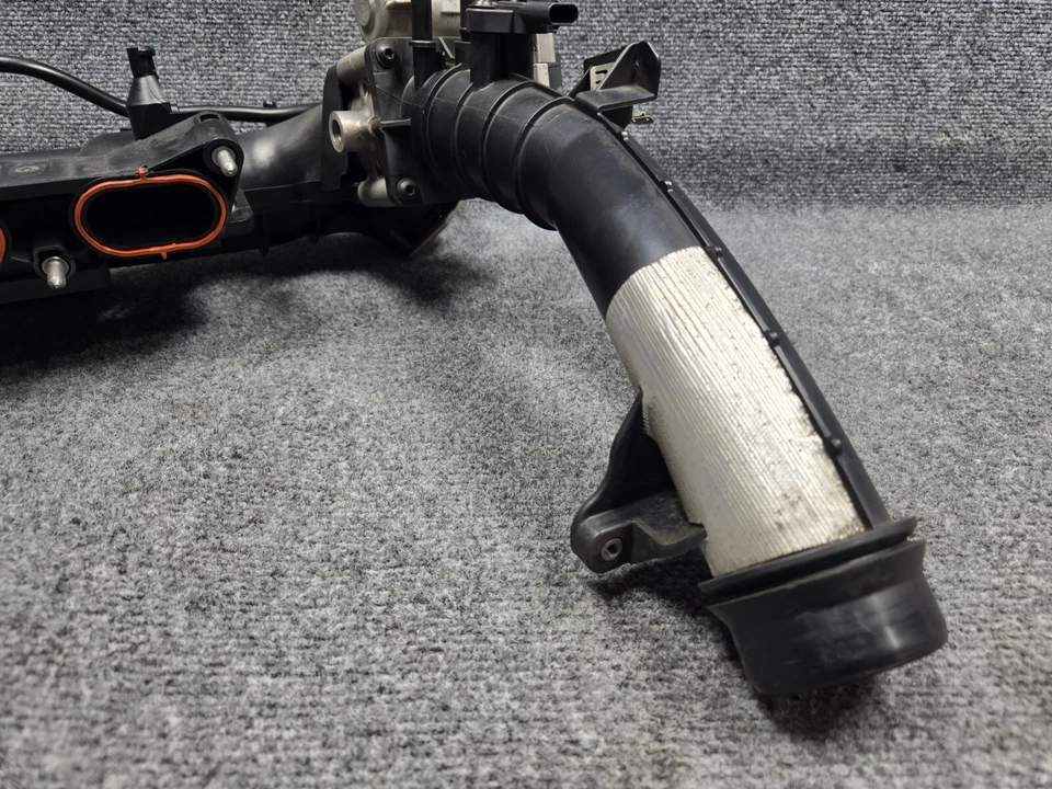 Coletor de entrada de ar motor Mercedes CLA250 2.0L L4 2014-2018 FABRICANTE DE EQUIPAMENTO ORIGINAL - Imagem 3 de 4