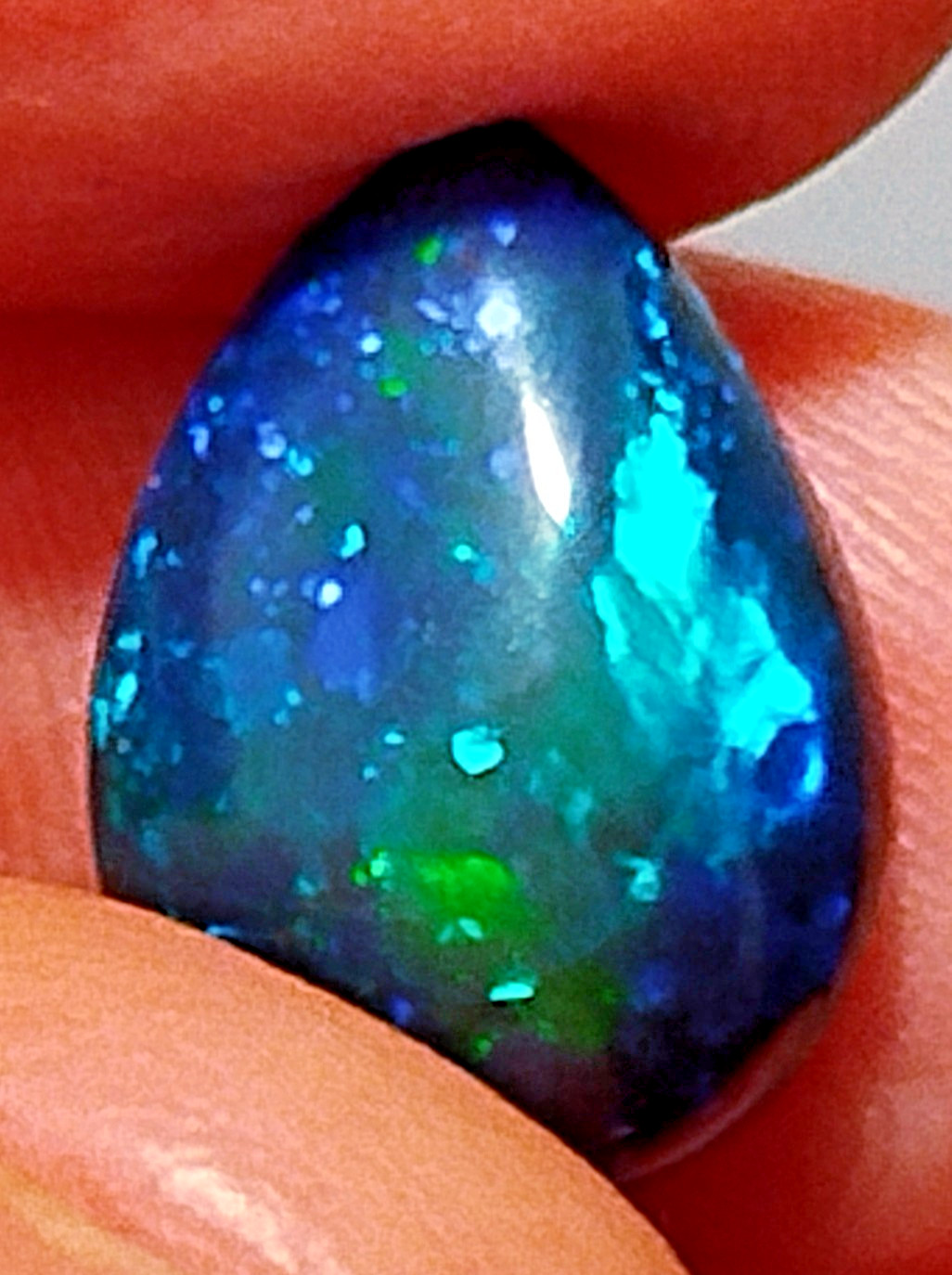 Opale noire N2 cabochon de 4,80 cts avec feux pin fire uniques