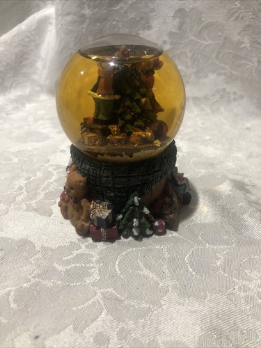 2  Small Snow Globes Rite Aid Family Christmas Tree Children Kids Presents - Picture 6 of 8