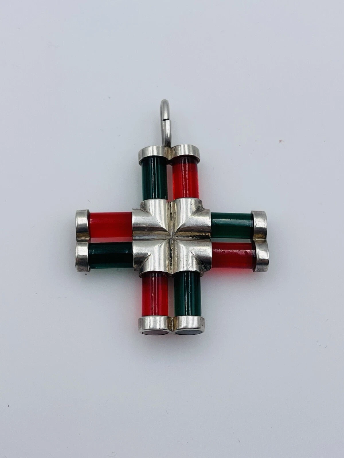 Pendentif croix en verre rouge et vert Gucci Italie vintage en argent massif