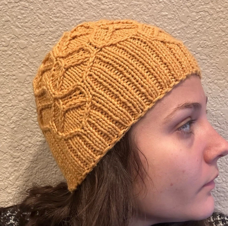 Gorro tejido hecho a mano con diseño de patrón de panal mezcla de lana merino/seda Foto 3 de 4