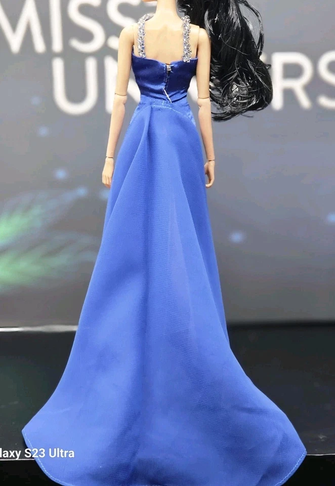 Vestido realeza de moda único en su clase. Se adapta a la mayoría de las muñecas de 11 1/2" a 12" Foto 3 de 4