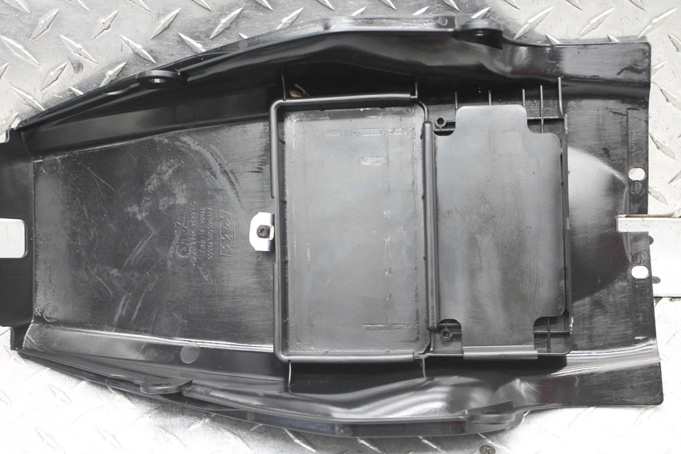 KTM 690 DUKE 2016 bandeja de batería inferior y juego de carenado Foto 3 de 4