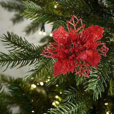 Lebendiger glitzernder Christbaumschmuck mit großen Weihnachtssternblüten