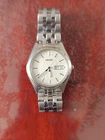 VINTAGE MENS SEIKO 7N43-9048 STAINLESS STEEL QUARTZ CALENDAR DAY DATE WRISTWATCH