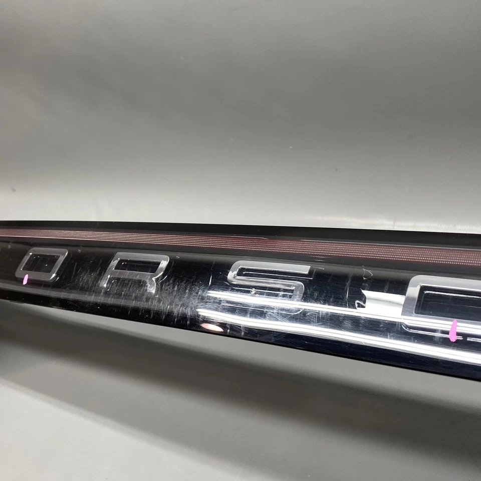 PORSCHE CAYENNE TRUNK CENTER TAIL LIGHT LED 2019 2020 2021 OEM 9Y0945081Q Foto 4 de 4