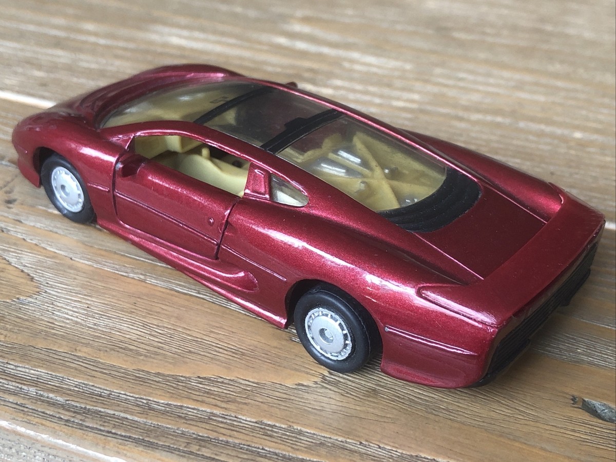 Maisto Jaguar XJ220 Metallic Red 1:40 Diecast Opening Doors VGC | eBay
