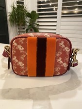 coach camera bolsa 16 with horse and carriage print