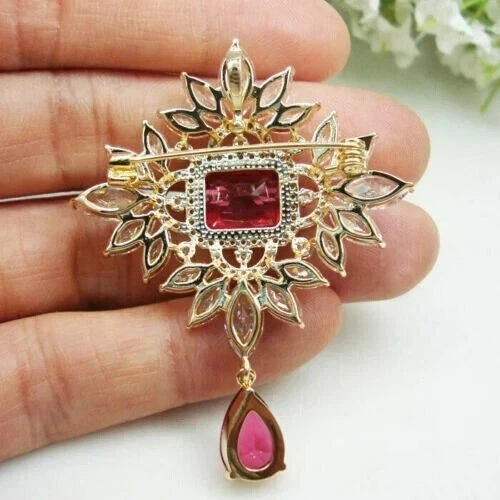 Broche prendedor de turmalina creada en laboratorio esmeralda de 5,00 quilates acabado oro amarillo de 14 quilates Foto 3 de 3