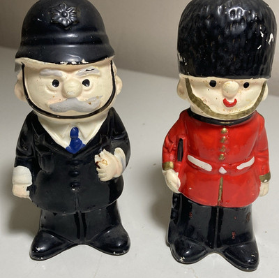 Vtg English Royal Guard Kings Guard British salt & pepper shaker set hand paint