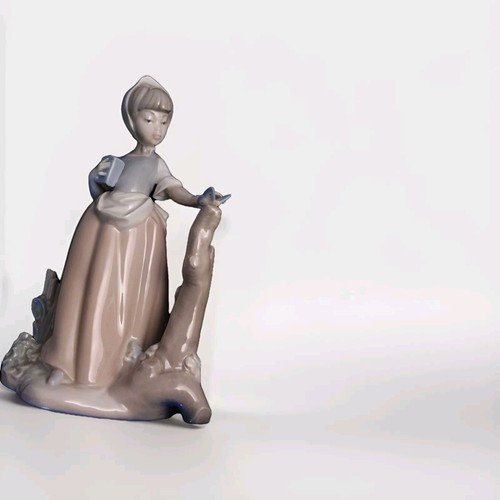 Estatuilla de porcelana Nao de Lladro niña con mariposa 8,5 pulgadas - Imagen 1 de 9
