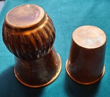 Zwei dekorative antike Becher/Vasen aus Kupfer, Originalzustand, 142g und 261g