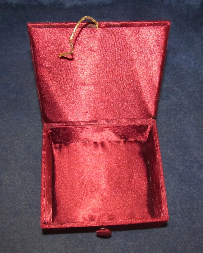 Pequeña Caja de Costura Decorativa Borgoña con Tapa Acolchada, Cuentas y Símbolo Oriental Foto 3 de 4