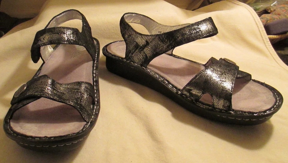 Sandalias de cuero plateadas metálicas ALEGRIA Vienna VIE-7761 UE 43 EE. UU. 11,5-12 USADAS 1x Foto 2 de 4