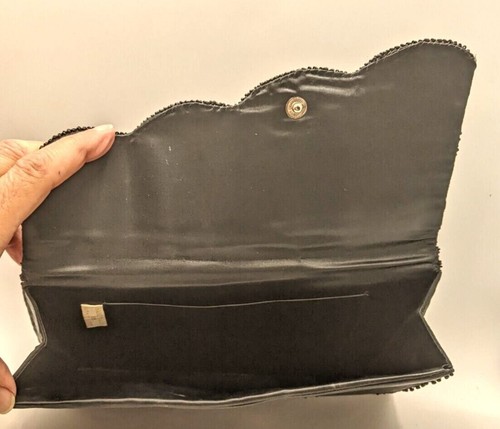 Bolso de mano vintage negro con cuentas borde de vieira forro satinado Hong Kong 9" - Imagen 5 de 6