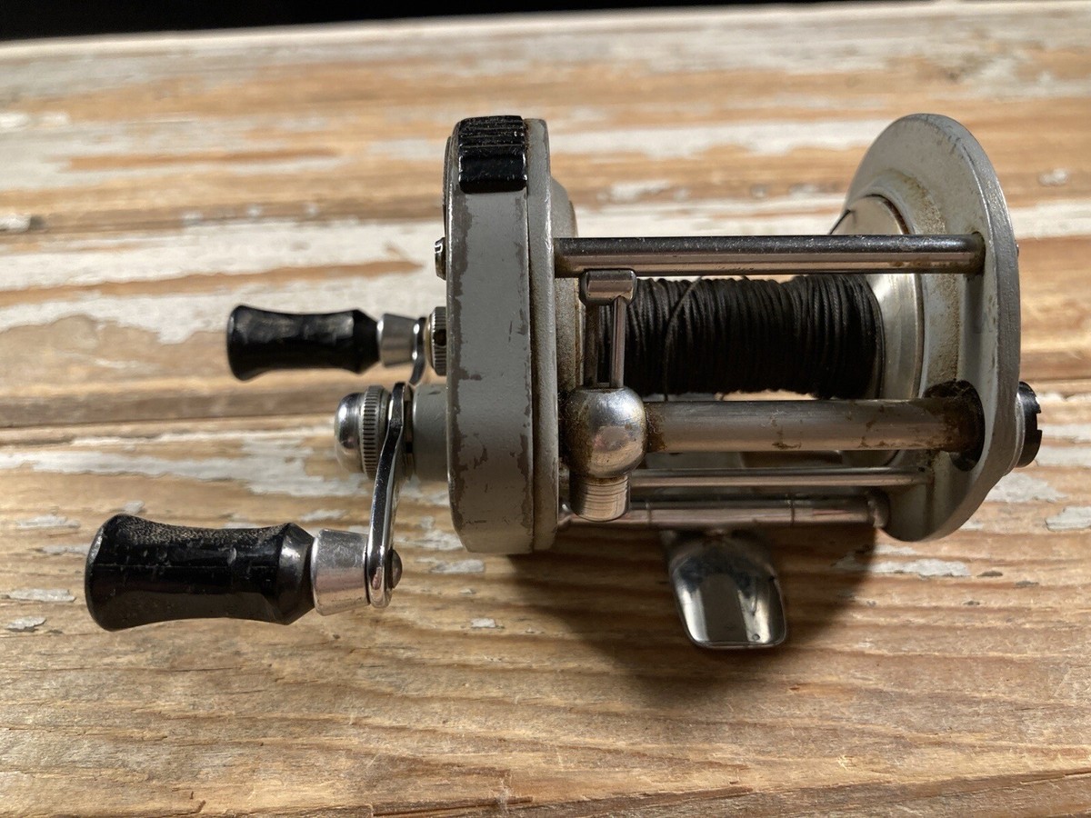 Vintage Fishing Casting Reel Pflueger Supreme 512 USA 1960s