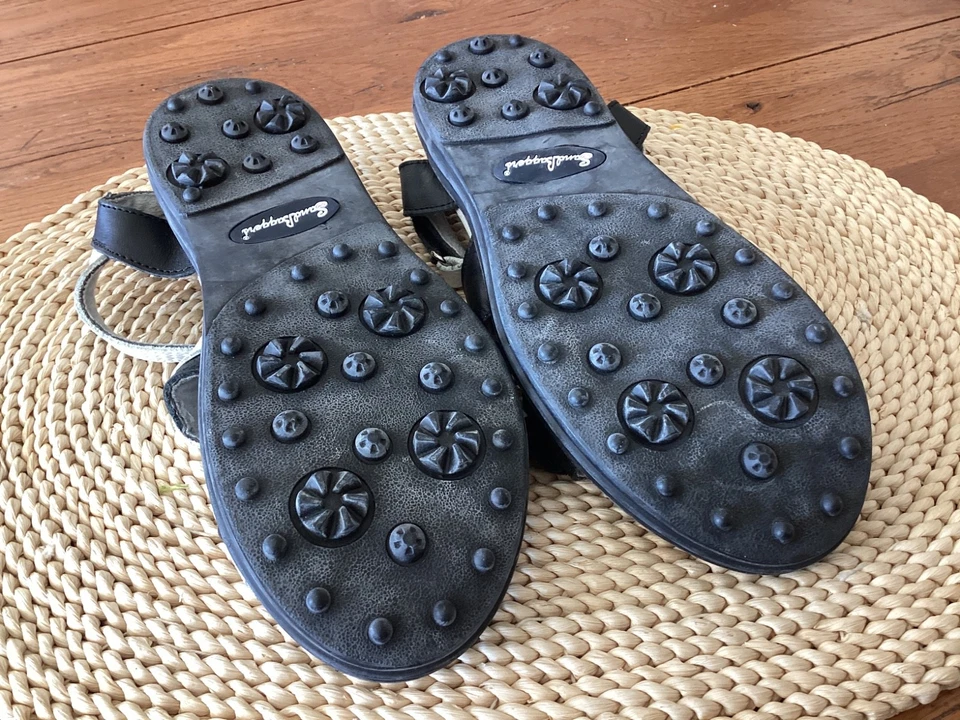 Sandálias de golfe femininas Sandbaggers Cece 7 alças ajustáveis pretas brancas sem cravos - Imagem 4 de 4