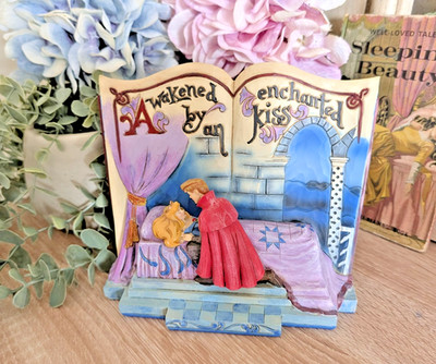 Disney Traditions Showcase Dornröschen Aurora Figur verpackt verzauberter Kuss