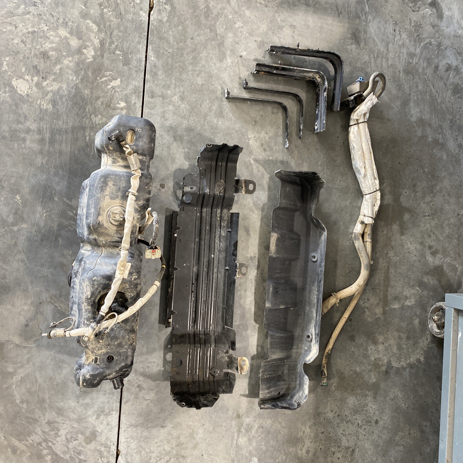 2018 L5P Diesel Exhaust Fluid (DEF) Tank & Mounting Brackets eBay