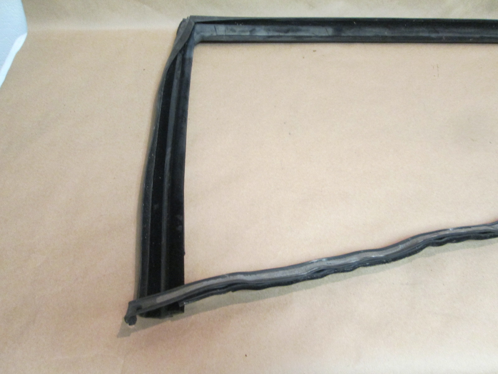 Maserati Quattroporte - LH Rear Door Rubber Gasket / Glass Guide 