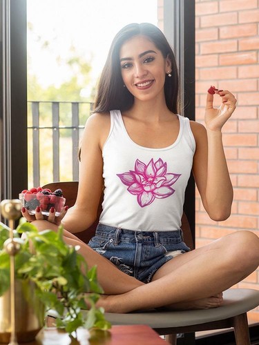 Beautiful Pink Lotus Flower. Tank Women 