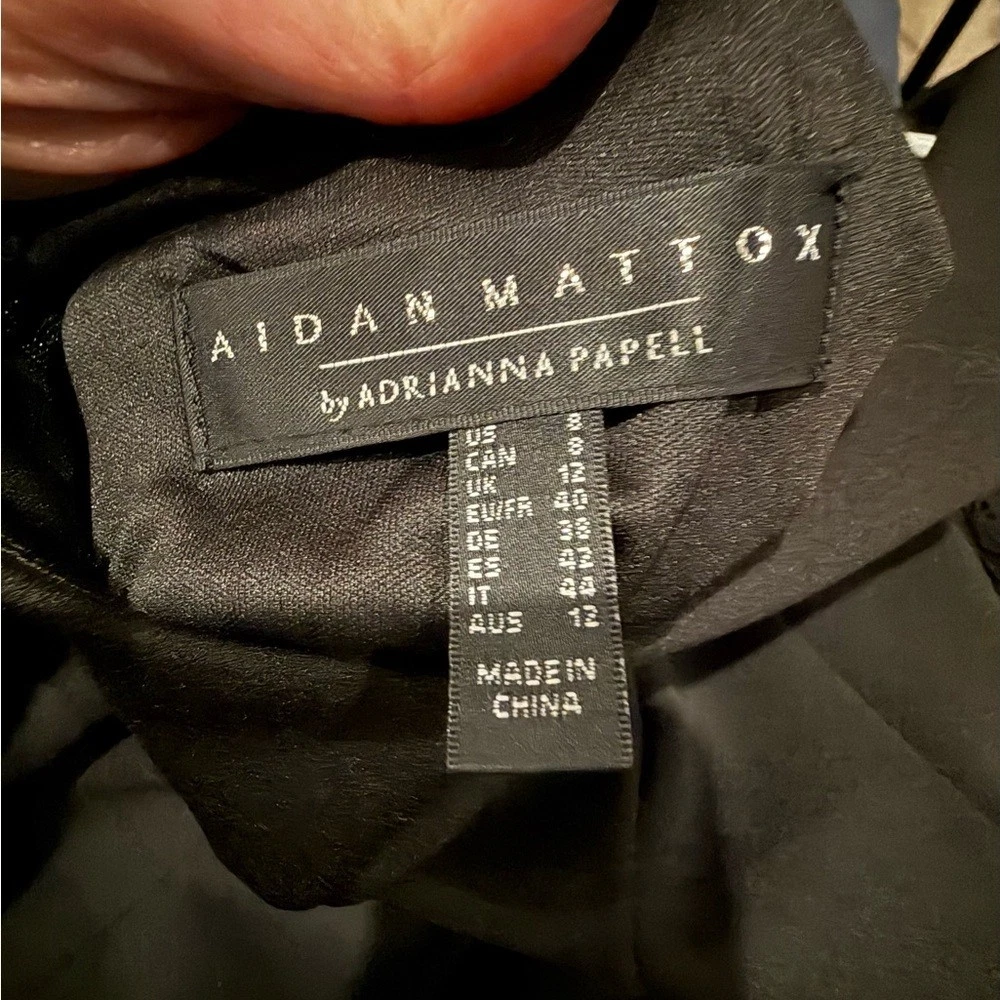 Vestido negro clásico de Adrianna Papell