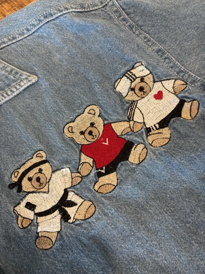 Lets Quizz Again 女式刺绣牛仔熊衬衫 S 码 — 第 2/4 张图片
