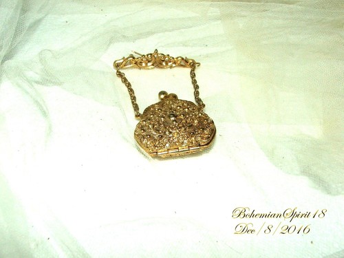 BROCHE/PIN BOLSO REAL DE METAL EN MINIATURA CON MOTIVO DE ESTILO VICTORIANO EN MINIATURA TONO DORADO - Imagen 2 de 5