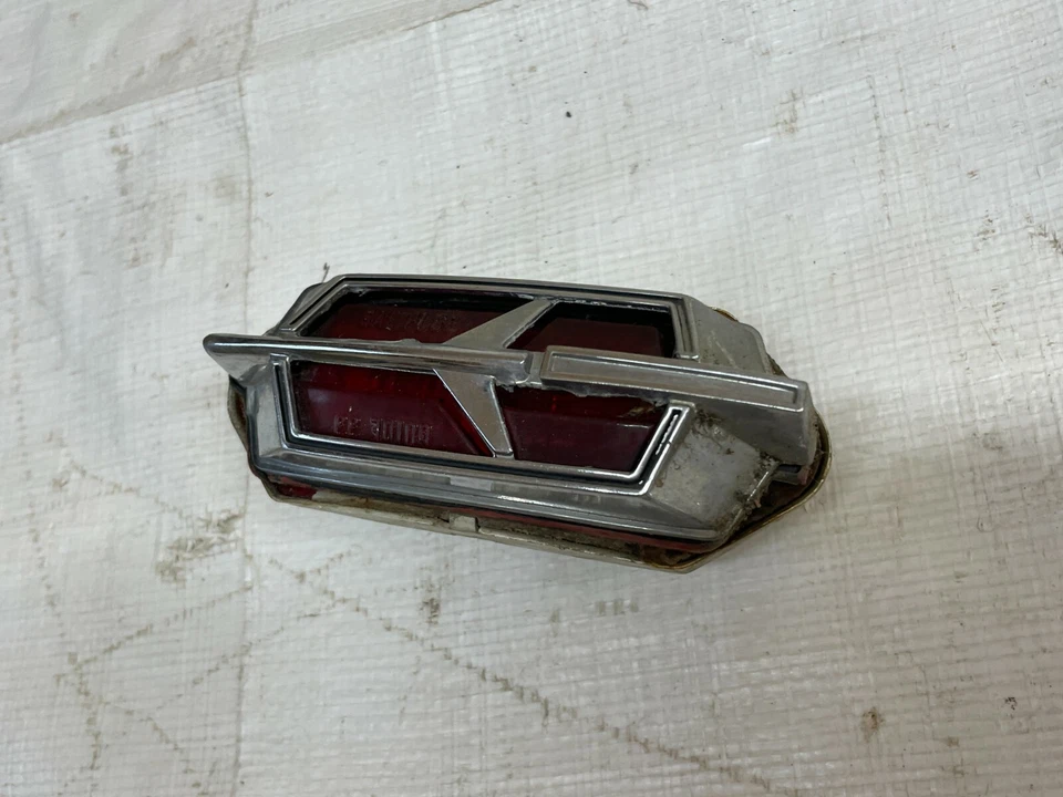 Oldsmobile Cutlass 1968 marcador lateral trasero Hurst Olds carcasa, lente y bisel *uno* Foto 3 de 4