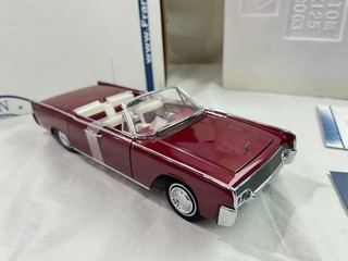 1/24 SCALE MODEL FRANKLIN MINT 1961 Lincoln Continental