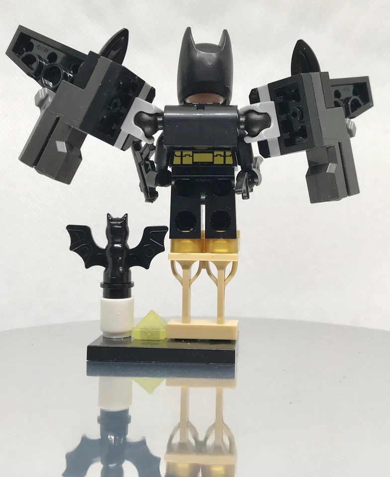 BATMAN LEGO © DC COMICS MINIWORLD THE GIFT 🎁 WEAPONS & PEDESTAL INCLUDE 113B - Image 3 of 4