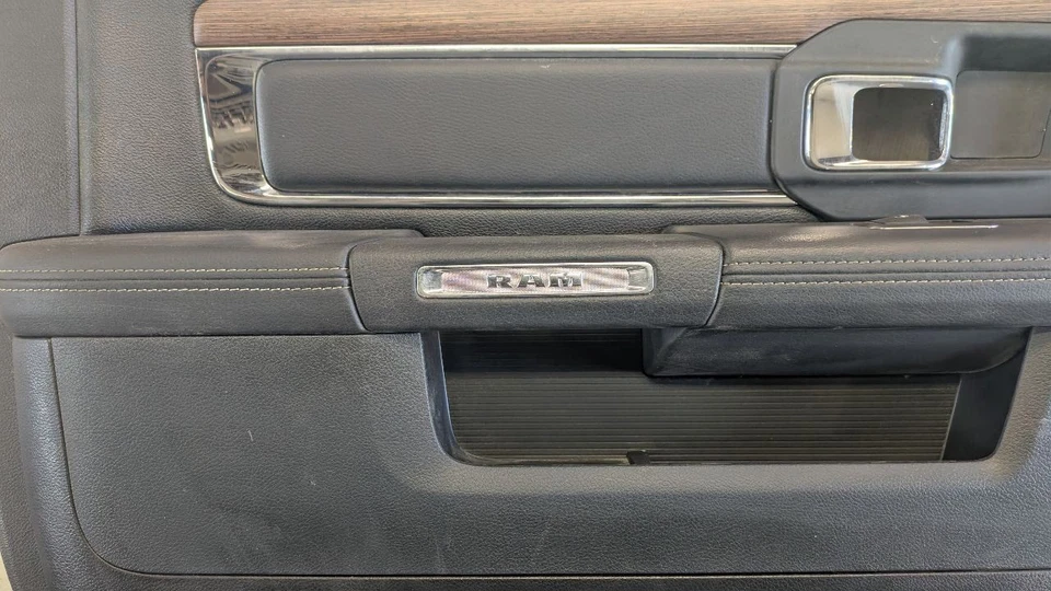 13-18 Ram 1500 2500 3500 Izquierdo Pilotos Trasero Negro Laramie Puerta Panel Crew Mega Foto 3 de 3