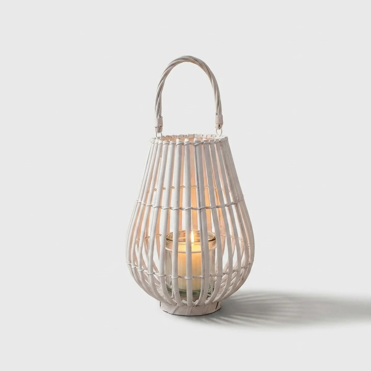 Lanterne de table en osier et verre Adeline pour créer une ambiance chaleureuse sans effort