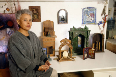 Porträt der amerikanischen Künstlerin Betye Saar als sie in ihrem Atelier posiert - 4x6 Foto