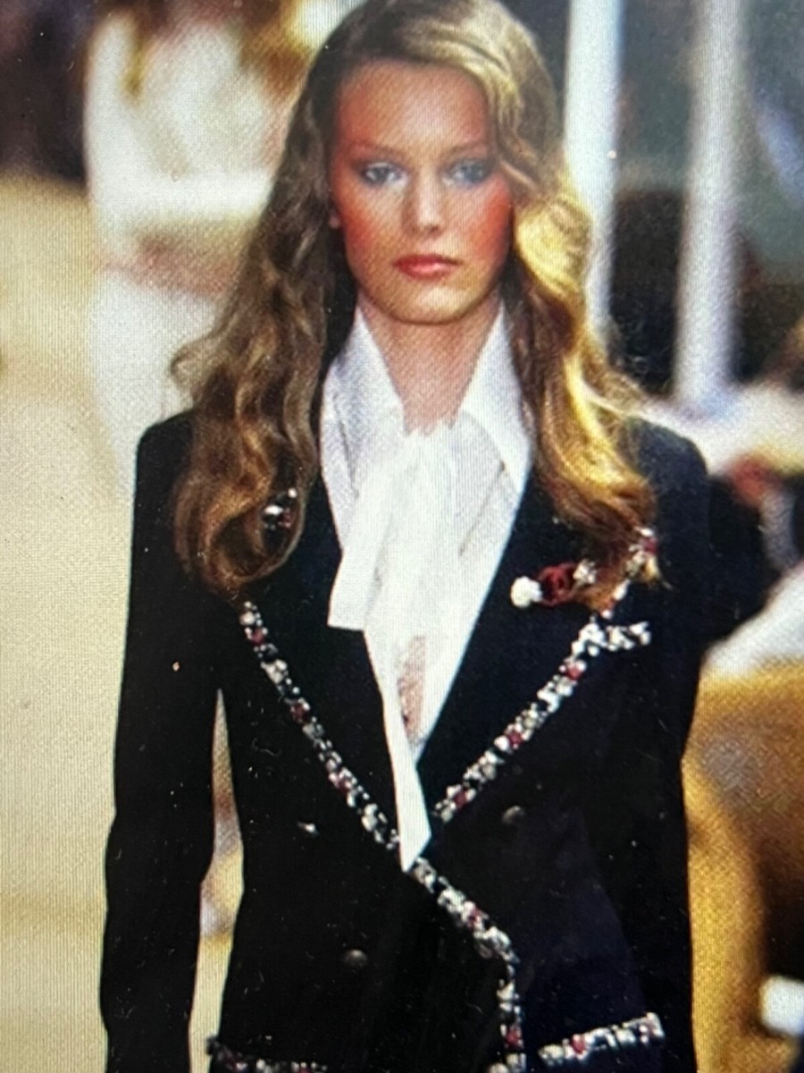 CHANEL 05C VINTAGE MUSEUM BLACK TWEED JACKET RED JEWELED TRIM CC