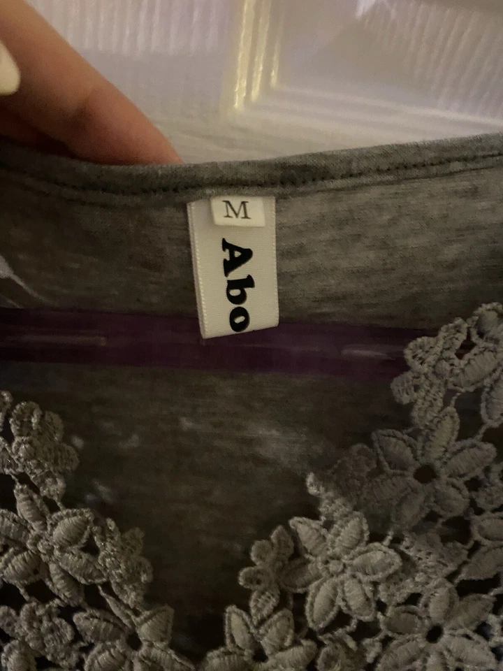 Top gris manga corta. Línea de cuello detallada floral. Inmaculada  Foto 3 de 3