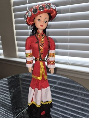 Handgefertigte Vintage chinesische ethnische Puppe schwarzes Kleid freistehend