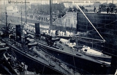 Ak Wilhelmshaven an der Nordsee, Torpedoboote passieren die Schleuse - 11486146