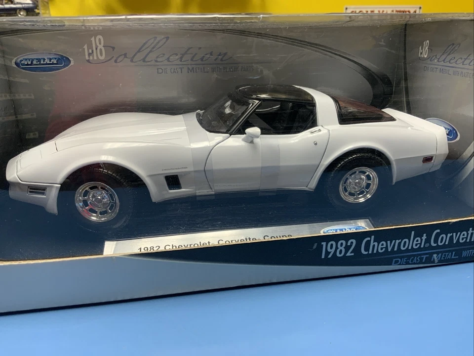 Welly 1982 Chevy Corvette Coupe  1:18 Scale White #12546W - Image 2 of 4