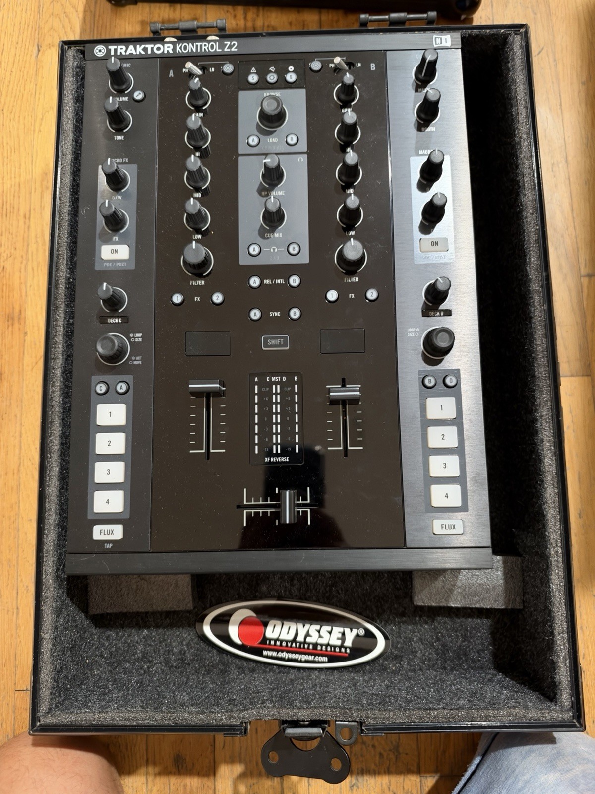 Traktor Kontrol Z2 2-Channel DJ Mixer USB Interface w/ Traktor Vinyl Travel Case