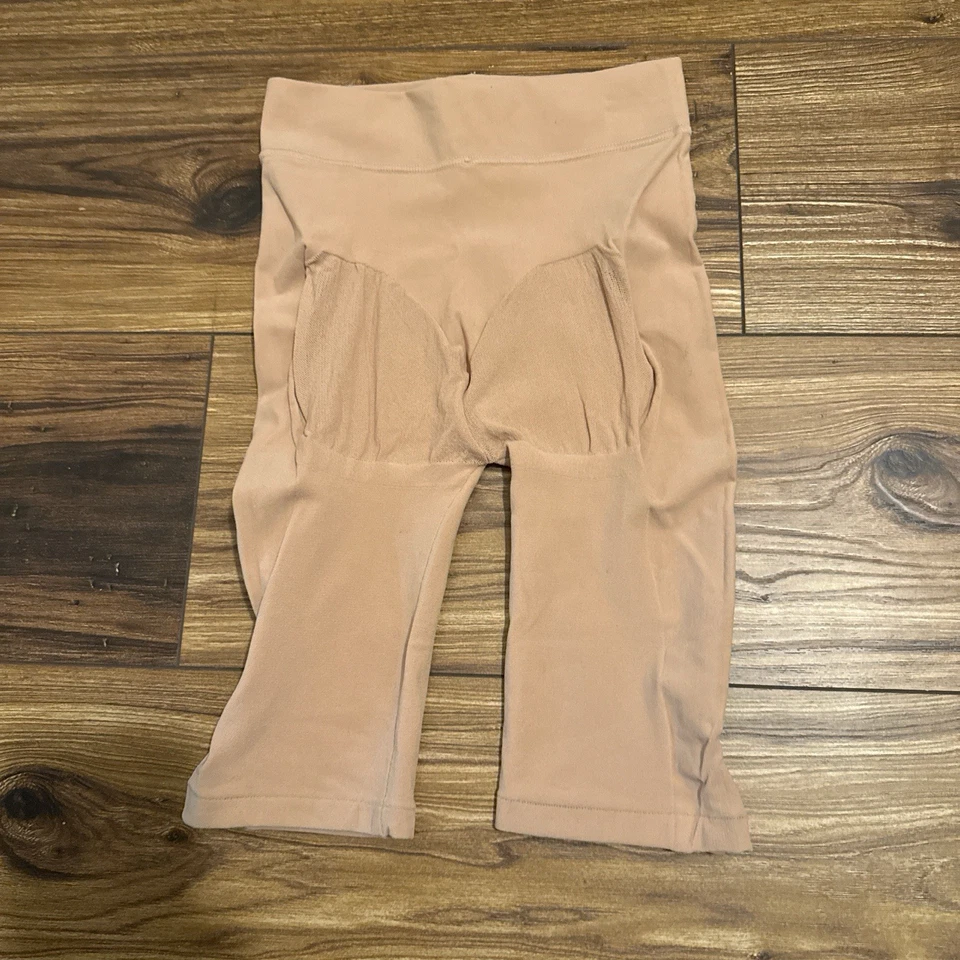 Levantador de glúteos invisible bien redondeado modelador corto Foto 2 de 4