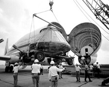 APOLLO 11 COMMAND MODULE LOADED ABOARD AIRCRAFT - 8X10 NASA PHOTO ZZ-867