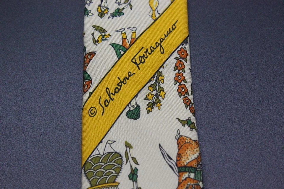 Corbata de seda SALVATORE FERRAGAMO. Marrón claro con diseño medieval verde amarillo. Foto 4 de 4