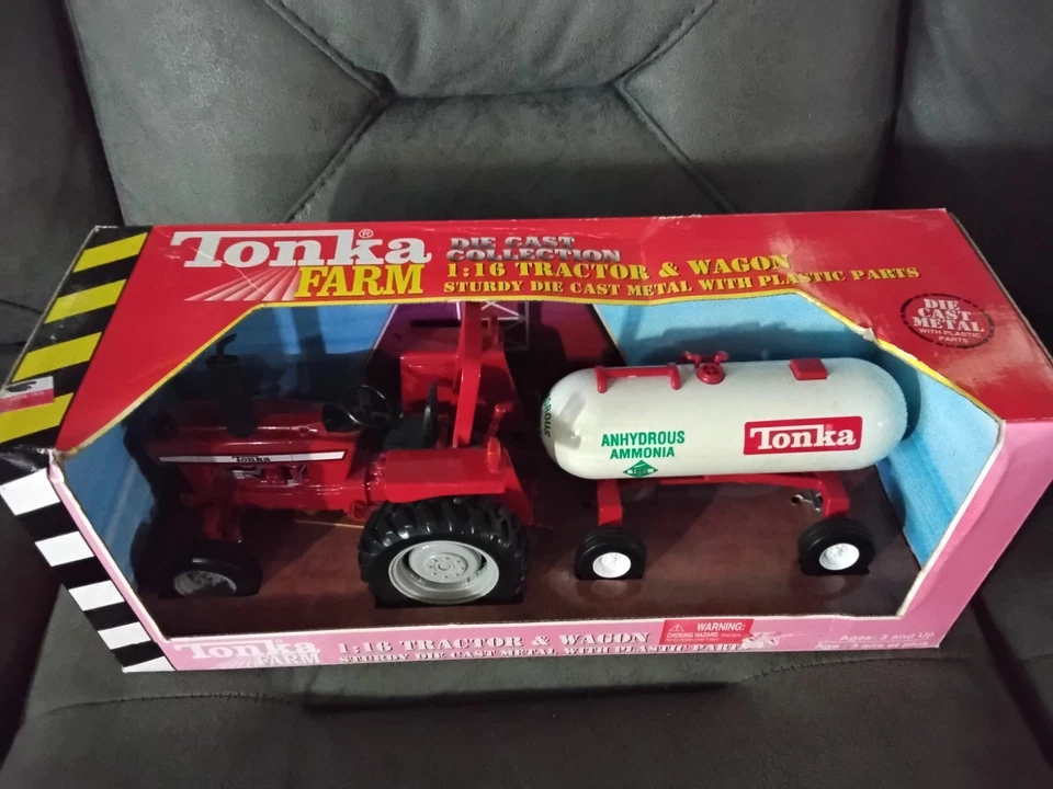 Tractor/carro agrícola Tonka de metal fundido a presión y plástico Foto 2 de 4