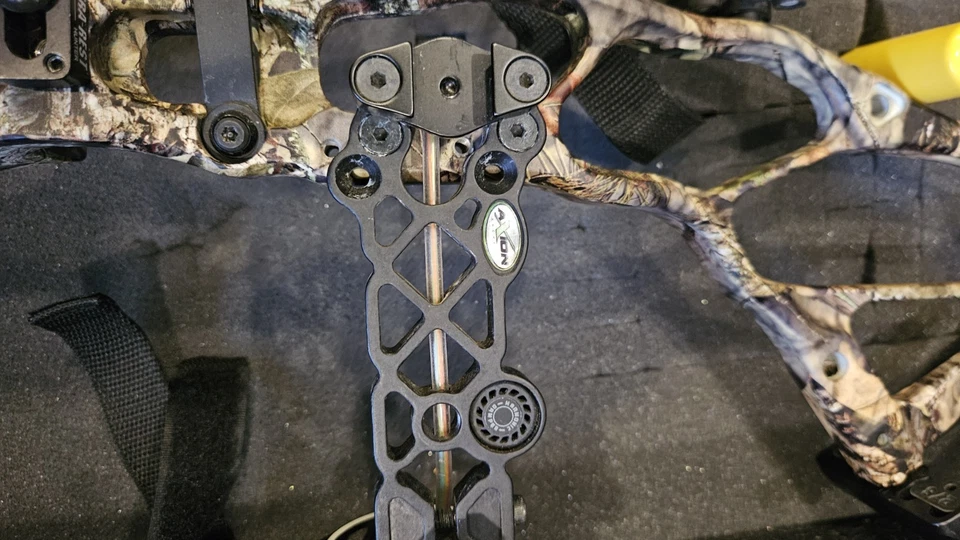 Bowtech BTX 31 Right-Handed 60-70lb Limbs - Image 3 of 4