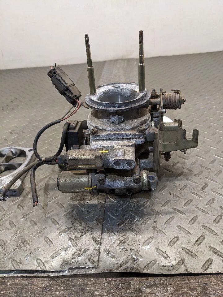 Corpo do acelerador 4 cilindros através de 11/90 compatível com 90-91 Nissan Pickup 1173738 - Imagem 4 de 4