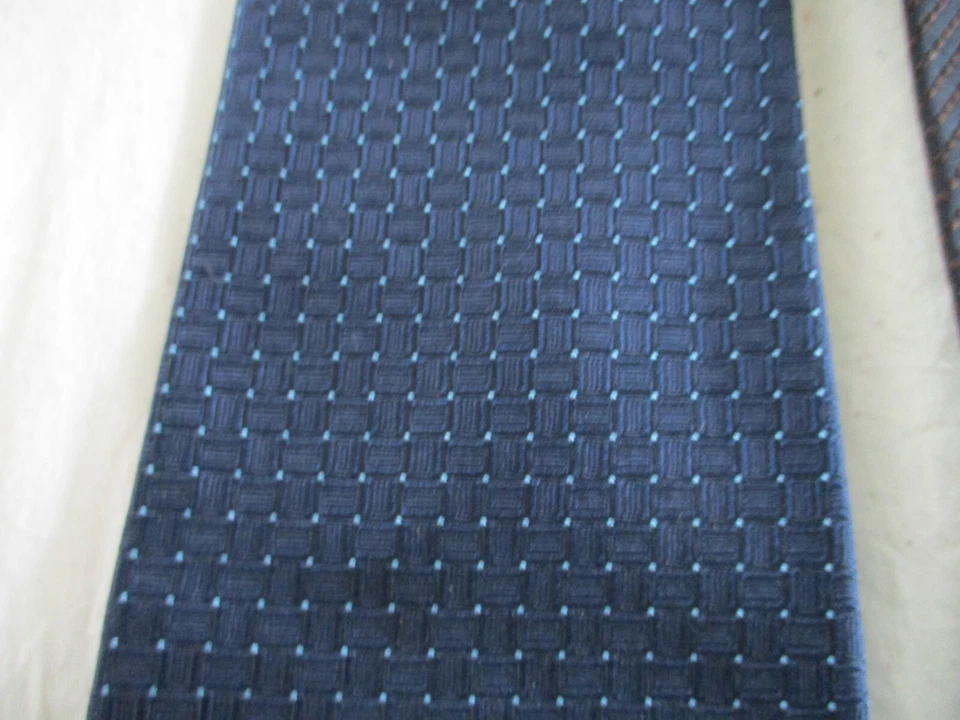 Juego de dos corbatas Banana Republic para hombre 100 % seda azul y negro 3,5 pulgadas de ancho Foto 3 de 4