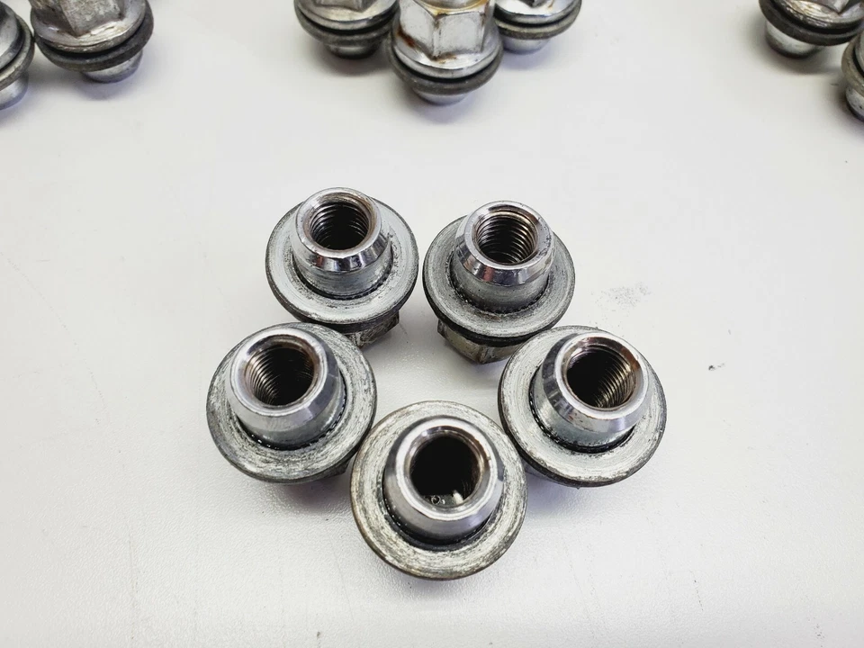 TOYOTA PRIUS COROLLA CAMRAY AVALON OEM LUGNUTS CROME SET 20, YOU WILL RECEIVE 20 - Image 4 of 4
