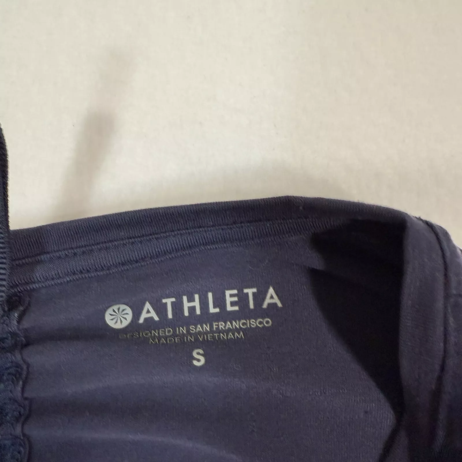 athleta stretch round neck vented back pullover shirt